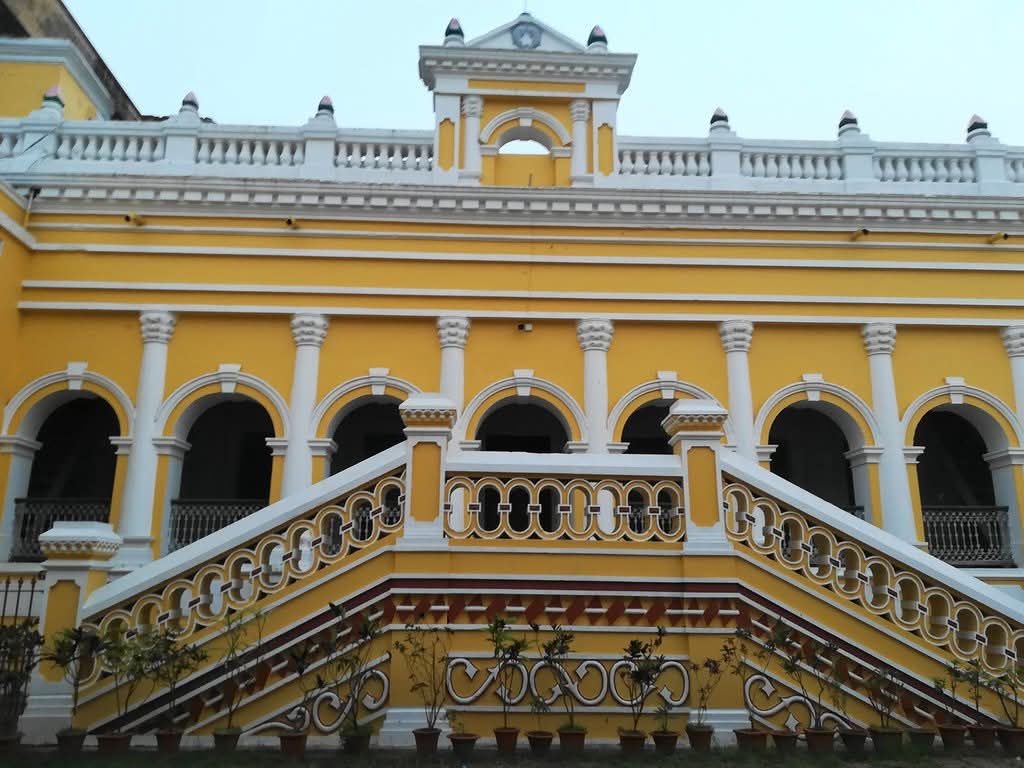 The yellow and white exterior of Dhenkanal Palace